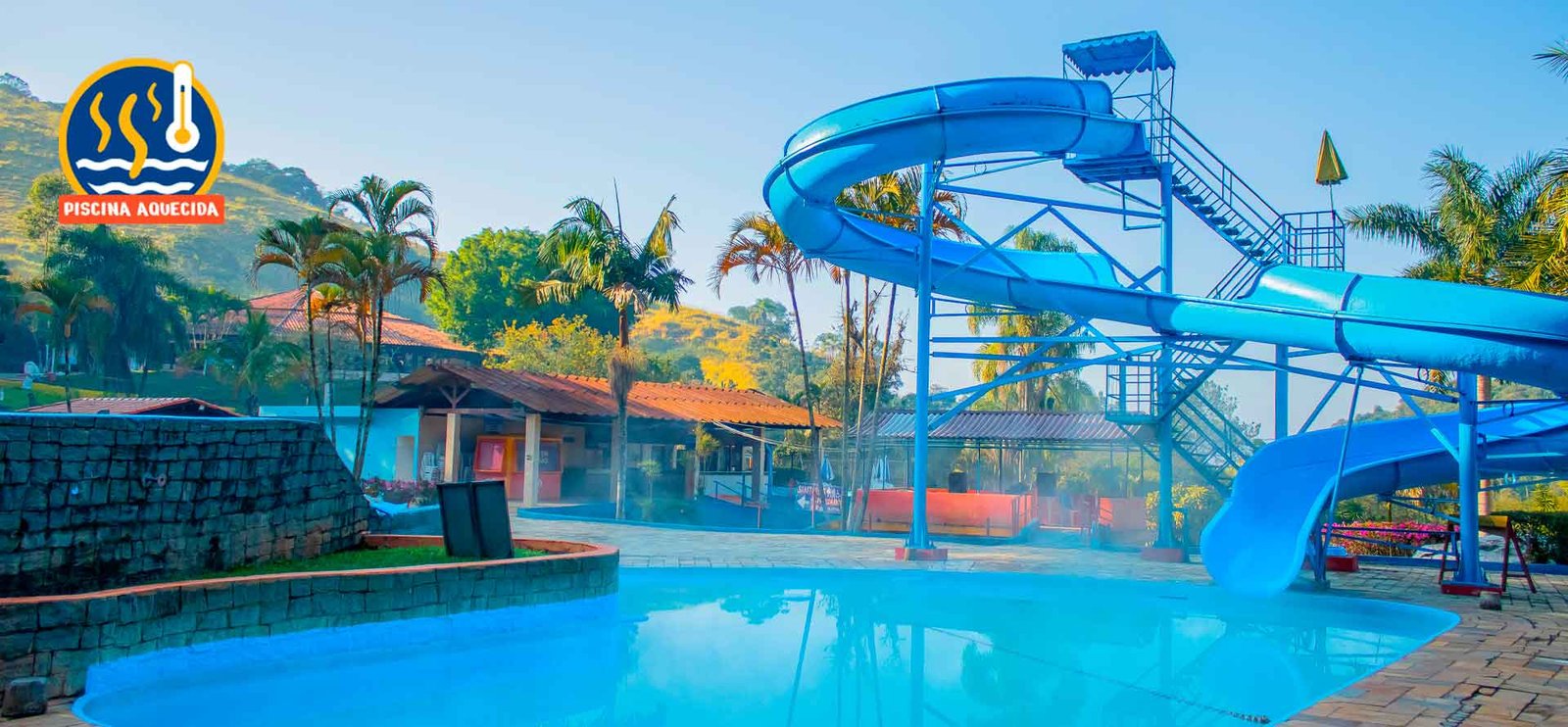 Clube oferece piscina aquecida para atividades aquáticas